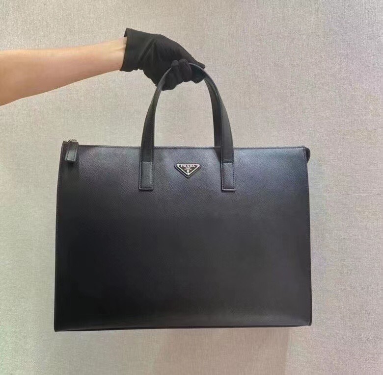 ¥🎉New briefcase🎉2VG039🎉🎉This minimalist tote bag combines modernism and classicism, adorned with a triangular logo,…