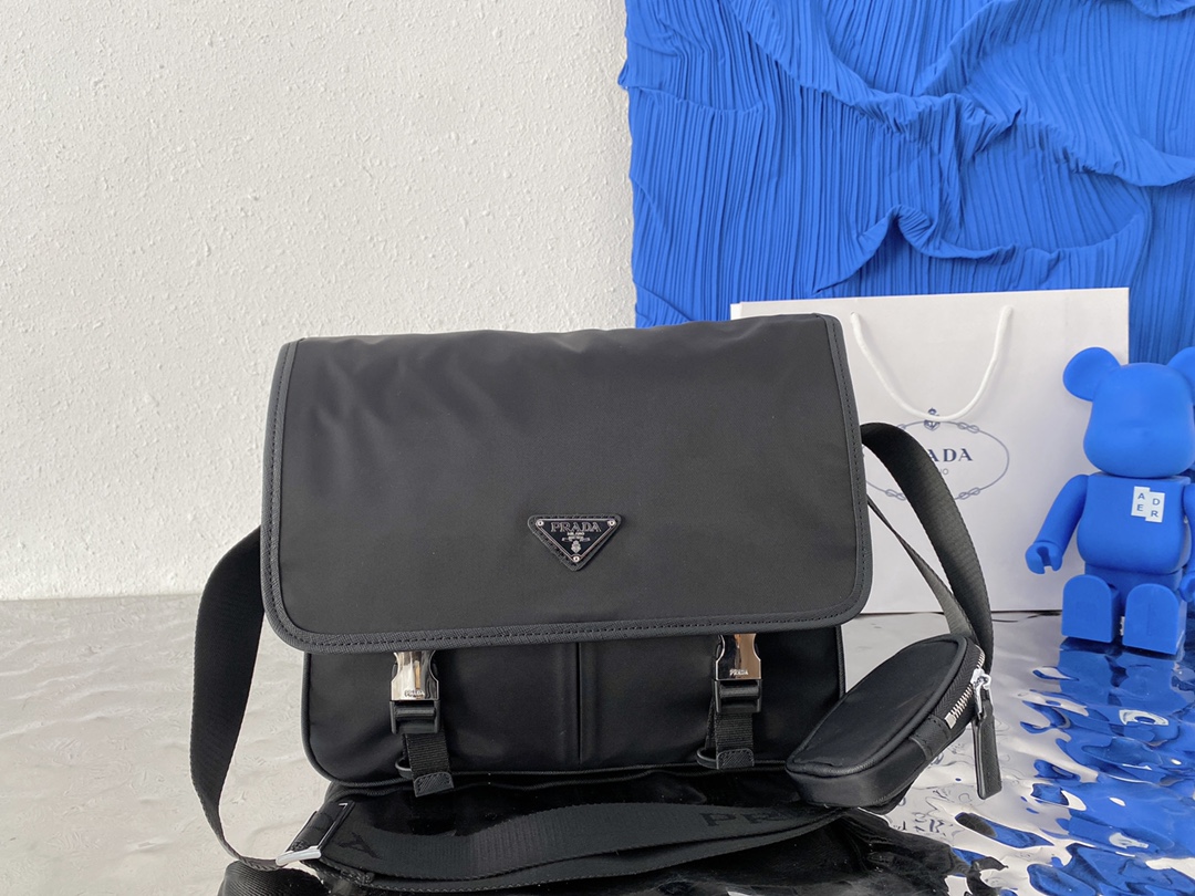 K5  普拉达 Prada  Saffiano尼龙布三角标二合一邮差包 单肩斜挎包 采用精湛镶嵌细工，经典百搭 实物拍摄 原厂原版面料 2VD768 配送小票防尘袋 23 x 32 cm