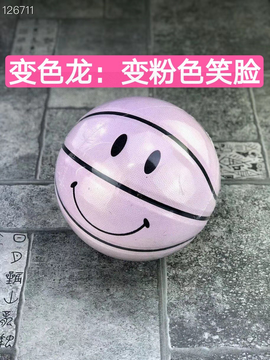 💰 90
美版变色笑脸篮球Chinatown Market x Smiley 2020唐人街笑脸变色龙篮球🏀
型号：7号成人球
供应商：亚马逊渠道货

3个配色：粉变🏀/蓝变🏀/粉蓝混变🏀
真头层吸湿材质手感更佳 内置台湾发泡中胎区别市面廉价上海中胎 回弹更强烈 市面最高版本
「吊打任何版本，欢迎对比细节、手感！」
🔥🔥🔥🔥🔥🔥🔥🔥🔥
新货配置：打气针2个，打气筒1个，包装盒1个！
公司级 完美正款