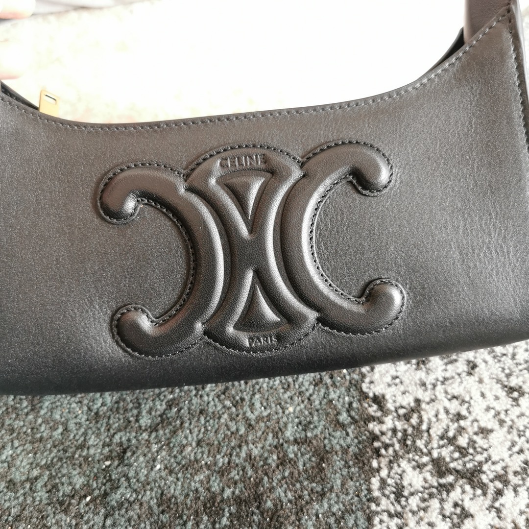 CELINE2022春夏新品出货新款腋下包简直不要把气质拿捏得妥妥的时髦精不可错过的款式非常精致大气还有