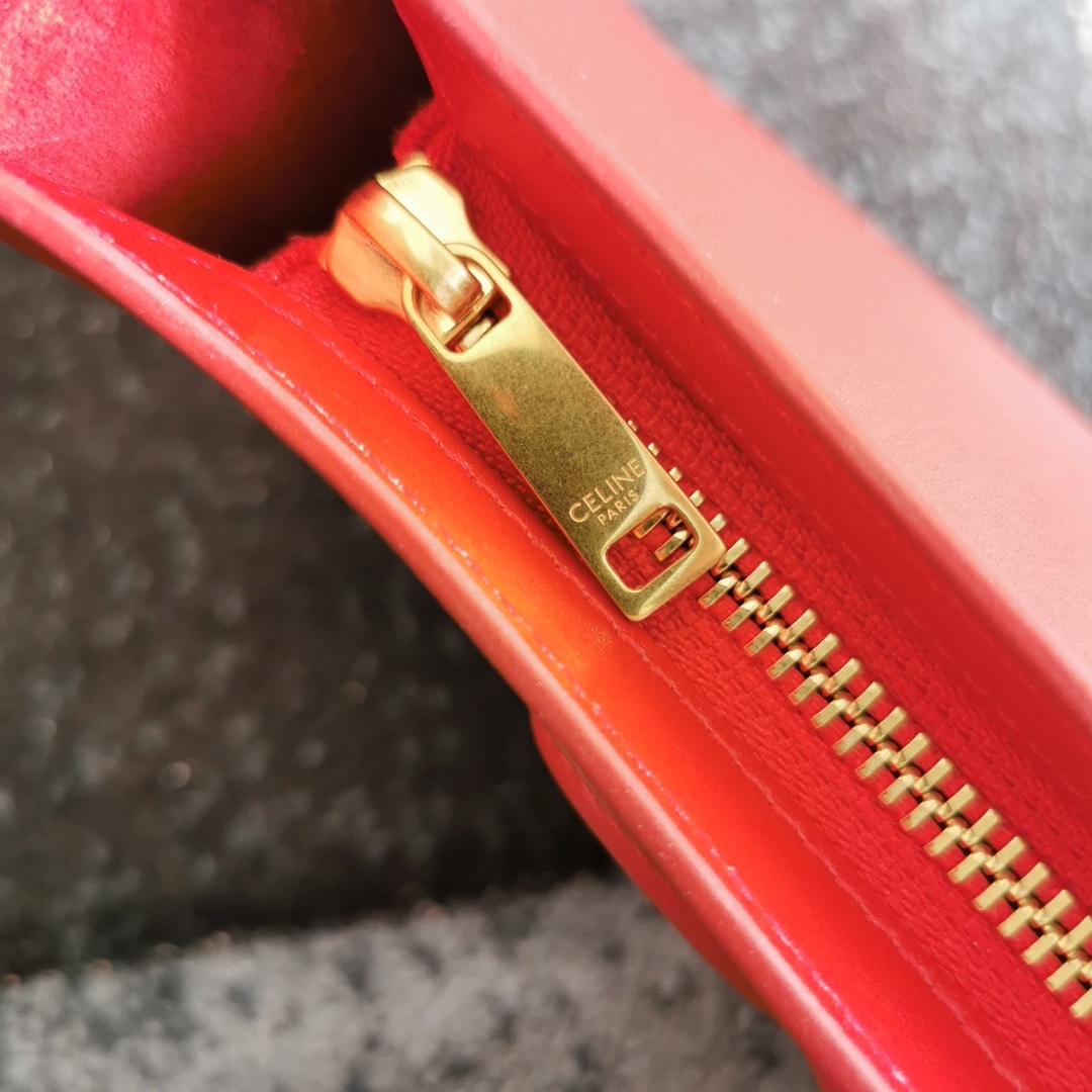 CELINE2022春夏新品出货新款腋下包简直不要把气质拿捏得妥妥的时髦精不可错过的款式非常精致大气还有