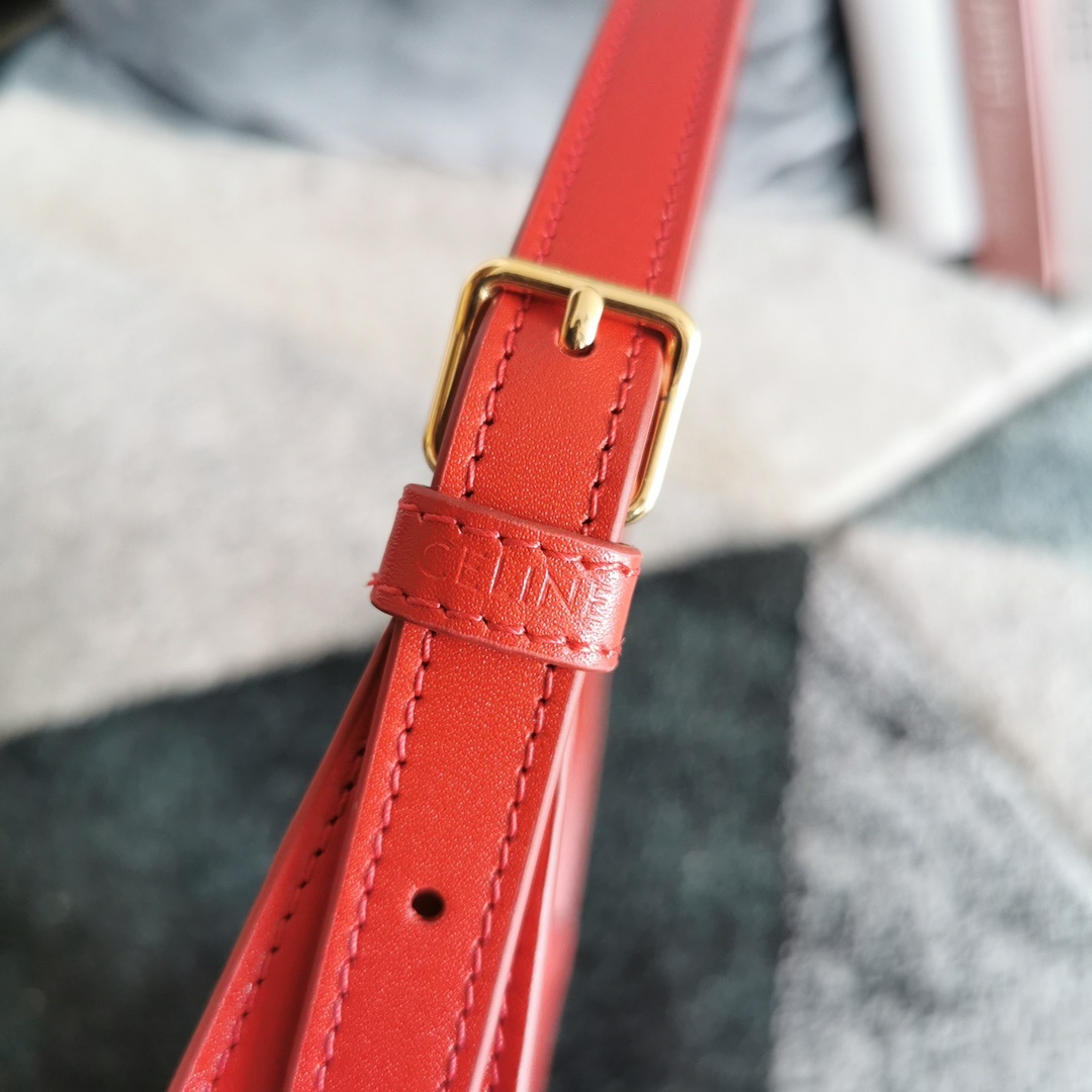 CELINE2022春夏新品出货新款腋下包简直不要把气质拿捏得妥妥的时髦精不可错过的款式非常精致大气还有