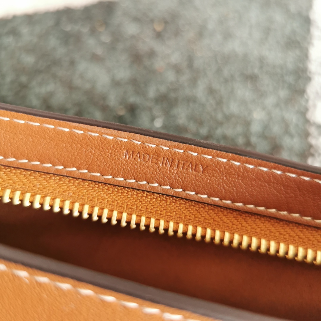 CELINE2022春夏新品出货新款腋下包简直不要把气质拿捏得妥妥的时髦精不可错过的款式非常精致大气还有