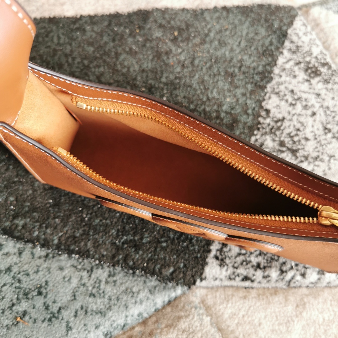 CELINE2022春夏新品出货新款腋下包简直不要把气质拿捏得妥妥的时髦精不可错过的款式非常精致大气还有