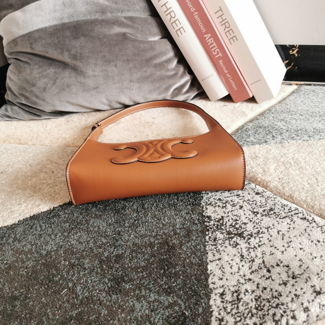 CELINE2022春夏新品出货新款腋下包简直不要把气质拿捏得妥妥的时髦精不可错过的款式非常精致大气还有