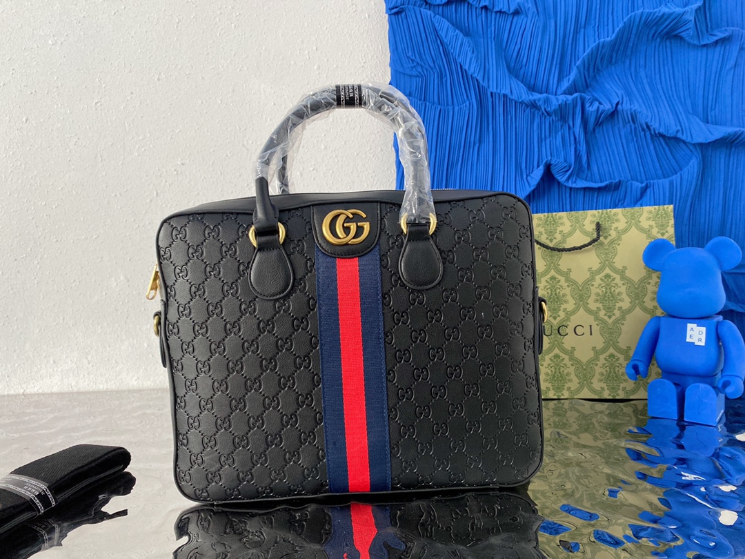 K0  Gucci 古奇   O男士电脑包 手提斜挎包 采用精湛镶嵌细工，经典百搭 实物拍摄 原厂原版面料 574793 配送小票防尘袋 37 x 29 cm。”},”share_time”:”