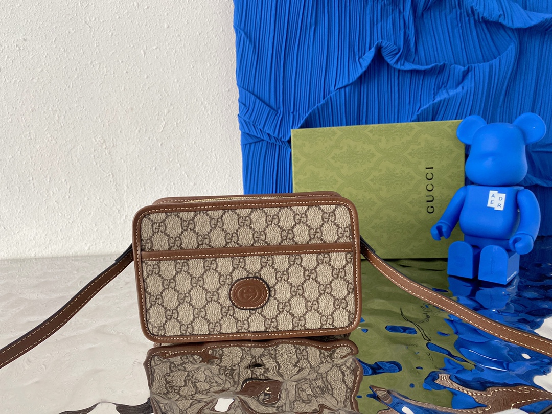 J0  Gucci 古奇   互扣式双G迷你手袋 GG相机包单肩包 男女同款 经典Logo搭配原厂工艺材质 休闲百搭斜挎背包 采用精湛镶嵌细工，实物拍摄 原厂原版面料 658572 配送小票防尘袋 礼盒 23 x 14 cm。
