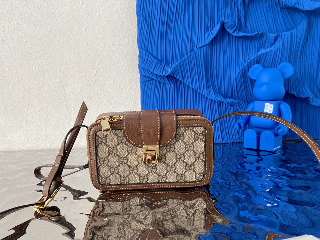 J0  Gucci 古奇   饰搭扣迷你手袋 GG相机包 卡包 单肩包男女同款手机包 经典Logo搭配原厂工艺材质 采用精湛镶嵌细工，实物拍摄 原厂原版面料 614368 配送小票防尘袋 礼盒 17 x 10 cm。