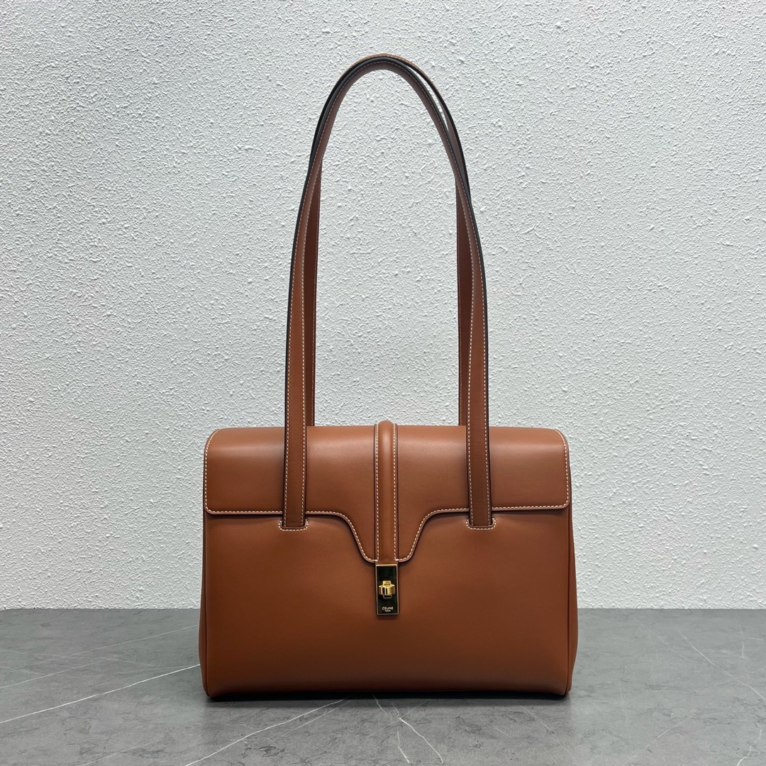 NO:198014,The authentic Soft16 small trumpet is very eye-catching. The size of the fairy who thought the size of the large size was definitely available. The small trumpet is more daily, it seems simple but very pleasing, low-key and fashionable ~ light weight, soft and comfortable leather, strong three-dimensionality, a must-have for autumn and winter!  Size 32.5×23×14 0 Model number 195543 plain yellow brown, Celine, celine, celine19860909正品级 Soft16小号万种瞩目 之前觉得大号太大了的小仙女这个尺寸绝对可以入手了,小号更日常,看似简单却非常耐看,低调时髦～自重轻,皮质柔软舒适,有型立体感强,秋冬必备款！ 尺寸32.5×23×14 0 款号195543平纹黄褐棕,赛琳celine,celine,celine,Bag