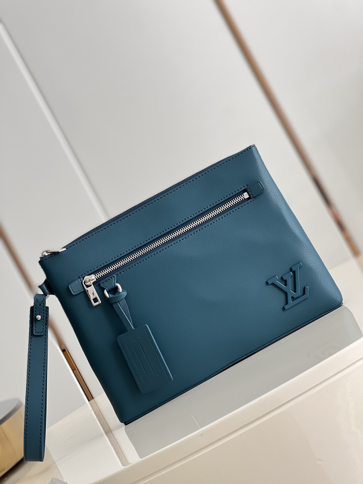 NO:398308,【Exclusive real photo M69837 blue】This iPad storage bag is made of Aerogram leather, which is as soft as an old-style aviation letterhead, and is paired with customizable labels and metal LV logos. Zipper closure and removable shoulder straps are easy to carry tablets and other small items. Detailed features 30 x 22 x 5 z.,LV [original leather],louis vuitton19860909【独家实拍M69837蓝色】本款 iPad 收纳包取材 Aerogram 皮革,仿佛旧式航空信笺一般柔软,搭配可定制标签和金属 LV 标识.拉链开合和可拆卸肩带便于随身携带平板电脑和其他小物. 详细特征30 x 22 x 5 z.,LV【原厂皮】,louis vuitton,Bag