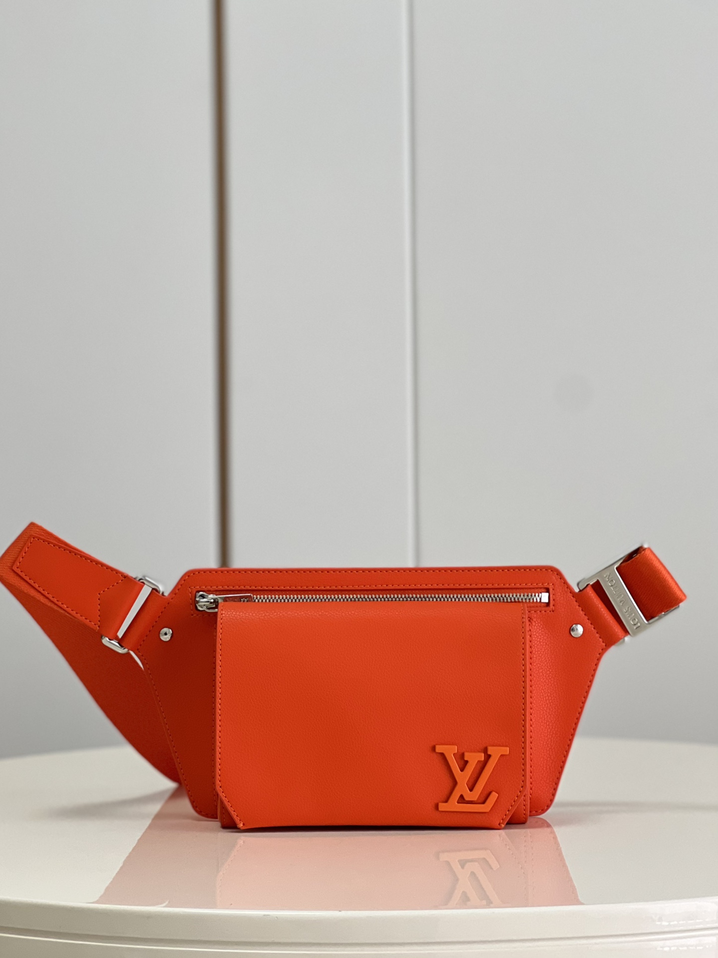 NO:401228,【Exclusive real photo M59625 orange】Breast bag series NEW SLING shoulder bag The new LV Aerogram shoulder bag uses delicate grained cowhide leather to create a simple design, paired with metal LV logo and shoulder straps from the brand's traditional hard box, creating a trendy design that frees hands. The obtuse angle flap and magnetic buckle open the spacious main compartment, and the zipper pocket adds functional details. Detailed features 30 x 16 x 3cm z.680, LV [original leather], louis vuitton, shoulder bags, cowhide19860909【独家实拍M59625橙色】胸包系列 NEW SLING 单肩包 全新 LV Aerogram 单肩包以细腻粒面牛皮革成就简约设计,搭配金属 LV 标识和源自品牌传统硬箱的肩带,成就解放双手的潮流设计.钝角翻盖和磁扣开启宽敞主隔层,拉链口袋更添功能细节.详细特征30 x 16 x 3cm z.680,LV【原厂皮】,louis vuitton,shoulder bags,cowhide,Bag