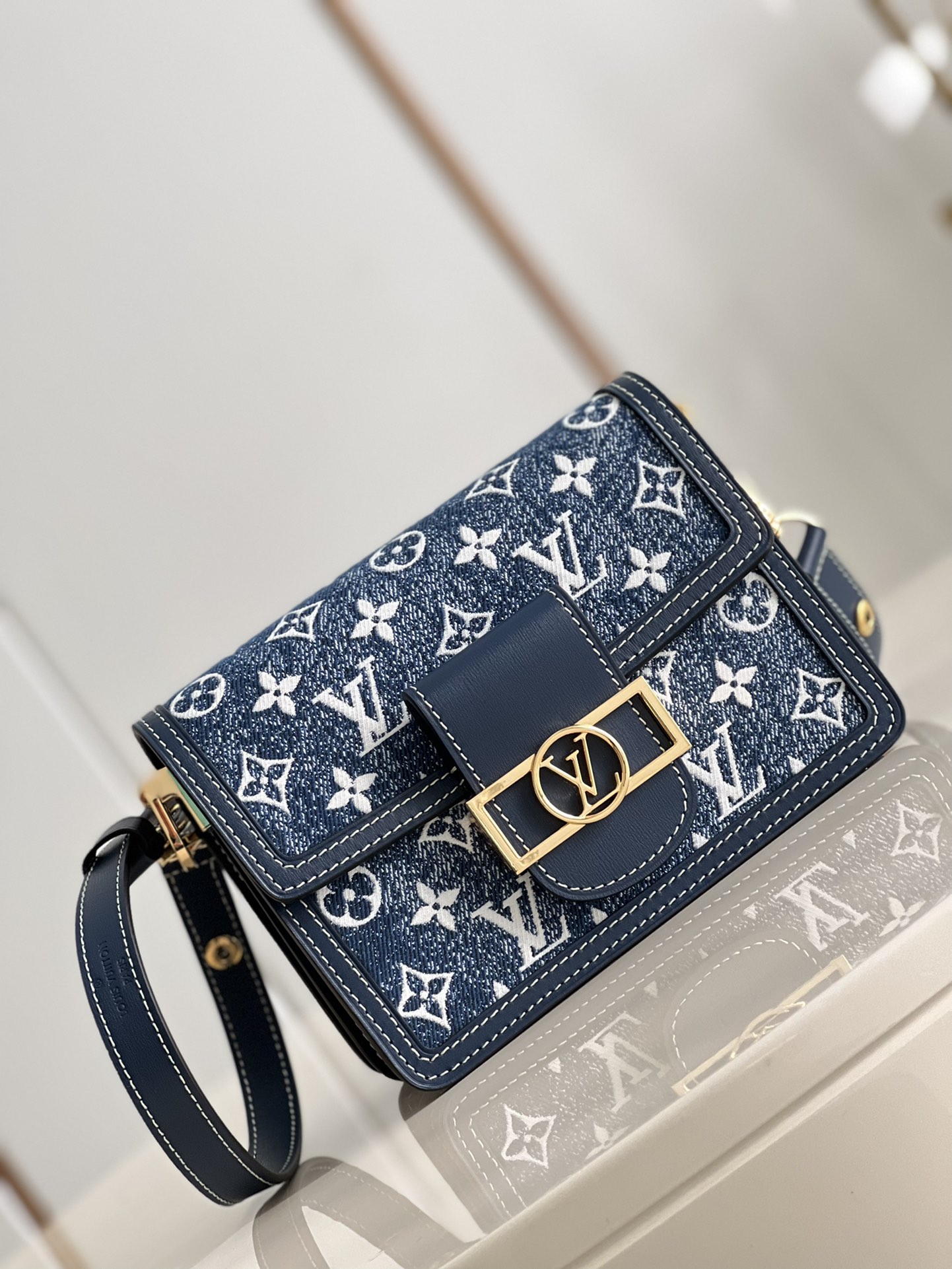 NO:398375,[Exclusive real photo M59716 denim blue version] M44580 This Dauphin small handbag is made of classic logo denim, which shows Louis Vuitton's unremitting pursuit of sustainable craftsmanship, and combines cowhide to convey a new retro atmosphere. The detachable chain and inner compartment add functional details. 20 x 15 x 9 cm (length x height x width) y.,LV [original leather],louis vuitton,louis vuitton,cowhide19860909【独家实拍M59716牛仔蓝对版】M44580 本款 Dauphine 小号手袋取材 经典logo牛仔布 彰示路易威登对牛仔可持续工艺的不懈追求,与牛皮革饰边共同传递新复古主义气息.可拆卸链条和内隔层增添功能细节.20 x 15 x 9厘米（长度 x 高 x 宽)y.,LV【原厂皮】,louis vuitton,louis vuitton,cowhide,Bag