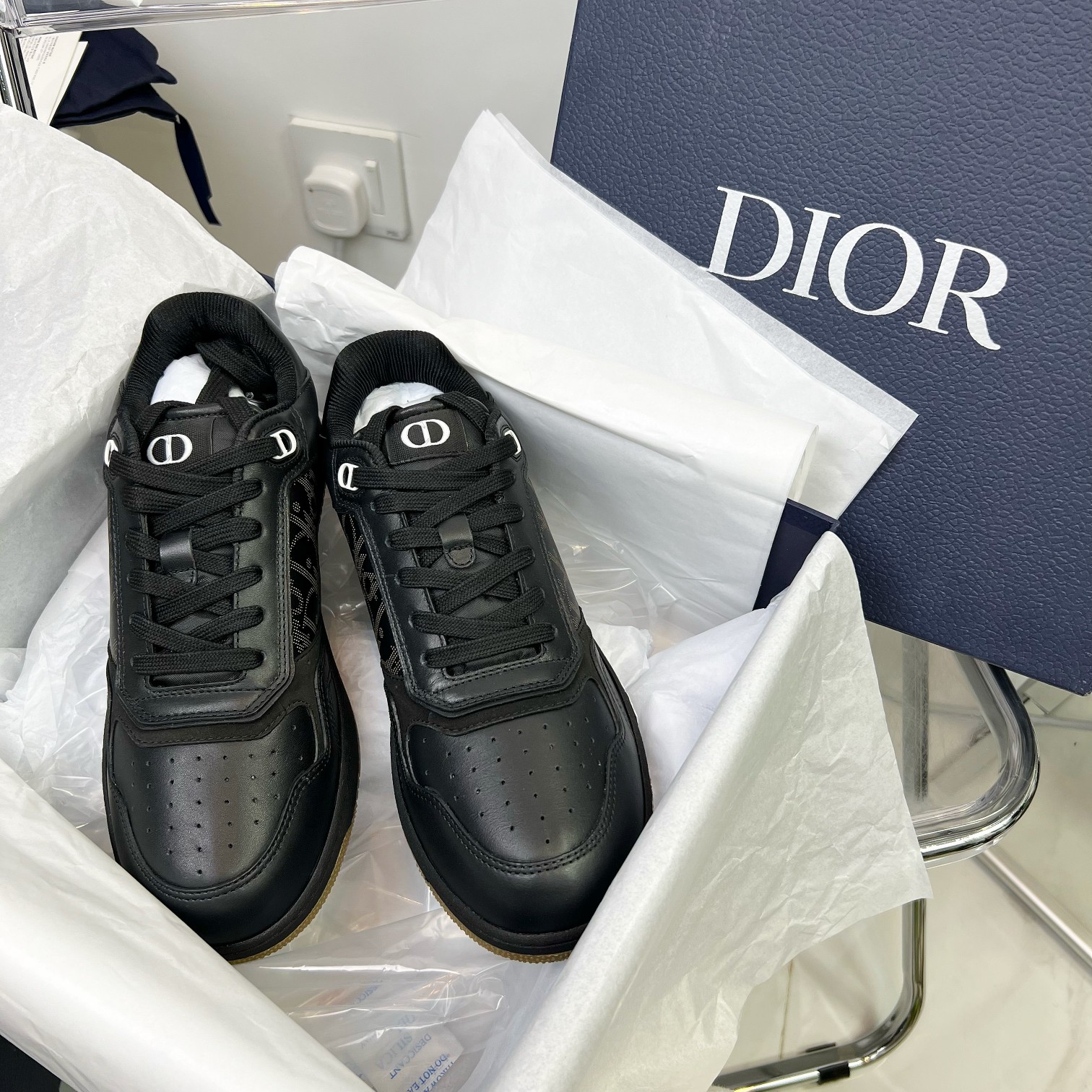 Dior 经典款板鞋2022全新配色全系列这款是经典款款了 原版就买了4双今年楦头和细节又做了升级 可以说是市面上顶级版本 鞋面是刺绣堪称迪奥的经典完全抗拒不了啊 香港购入原版 面料布料刺绣是发到台湾工厂定制的 来来回回确认色卡都是空运真的是费时又费力✅ 市面上几遍面料都不对版！仔细看我们的刺绣是有凹凸感的立体刺绣 皮料是意大利进口牛皮 完全与正品一致 最新原版包装盒配套 大底是原版TPU大底 ！！码数女35-41男38-46sydyyw 男码数➕20