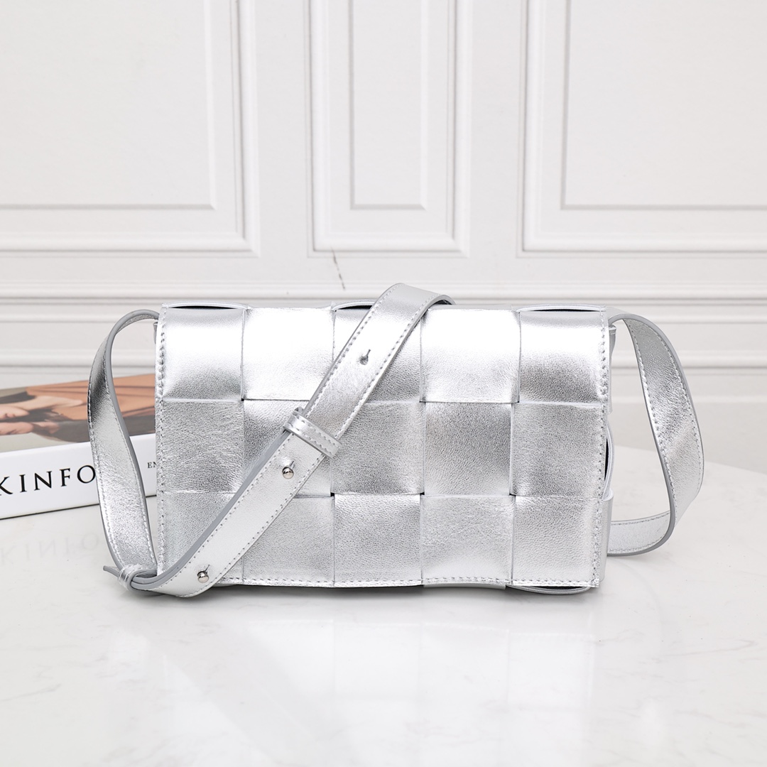 Bottega Veneta сумка из овечьей кожи плетёная в стиле тофу серебристая через плечо