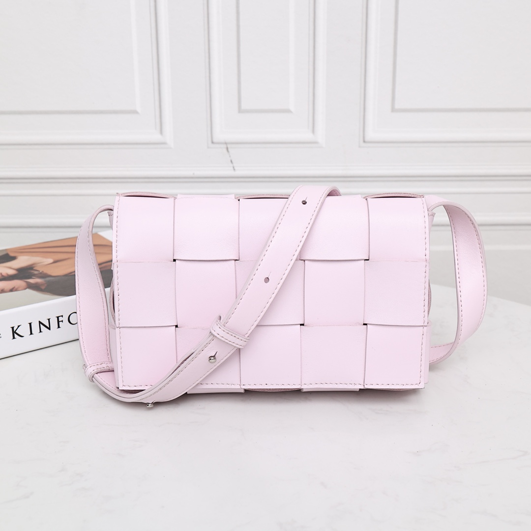 Bottega Veneta сумка из овечьей кожи плетёная в стиле тофу с плечевым ремнём