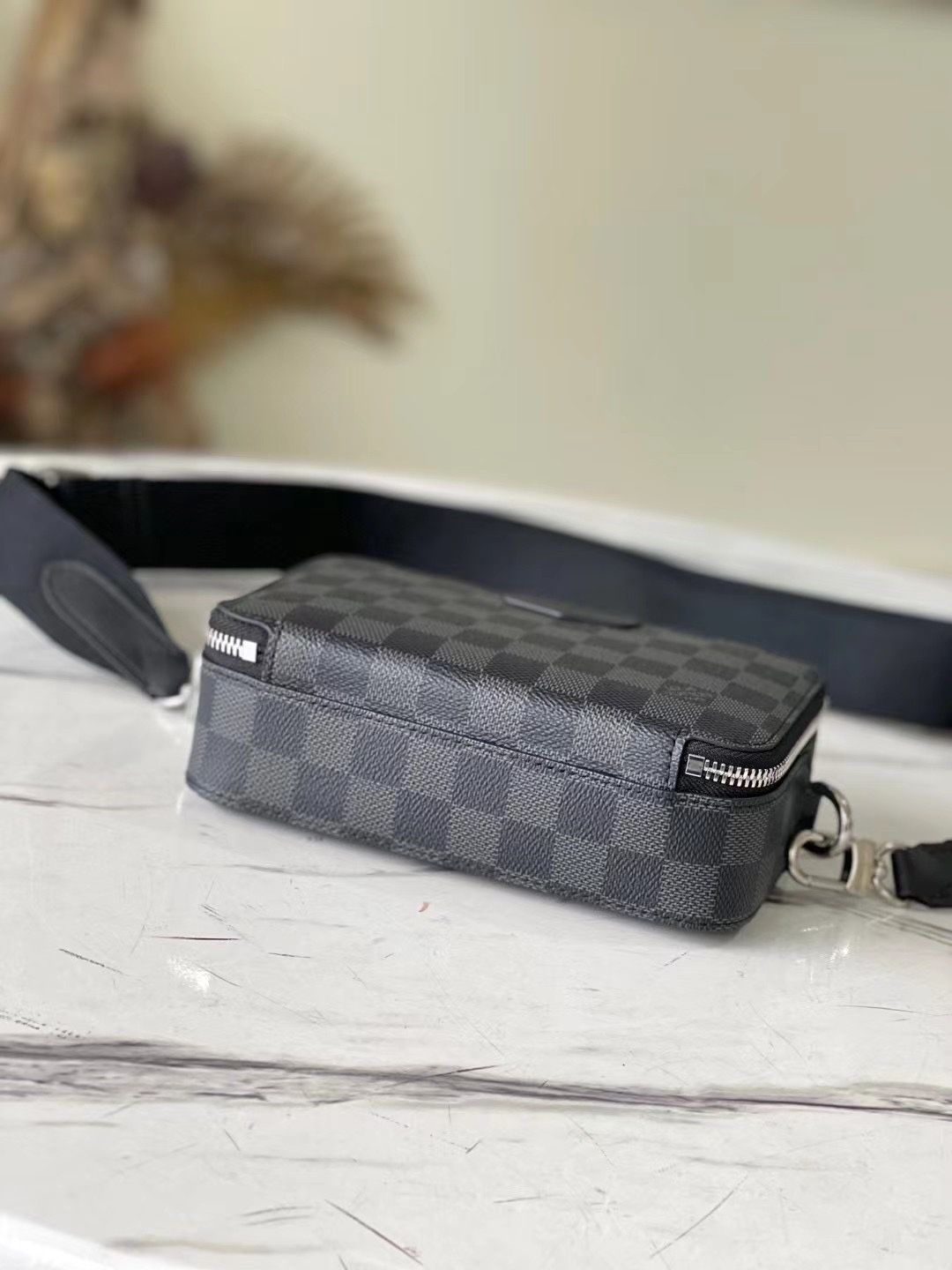 顶级原单 N60418 Alpha Wearable 手袋以 Damier Graphite 帆布和皮革饰边勾勒利落造型 4