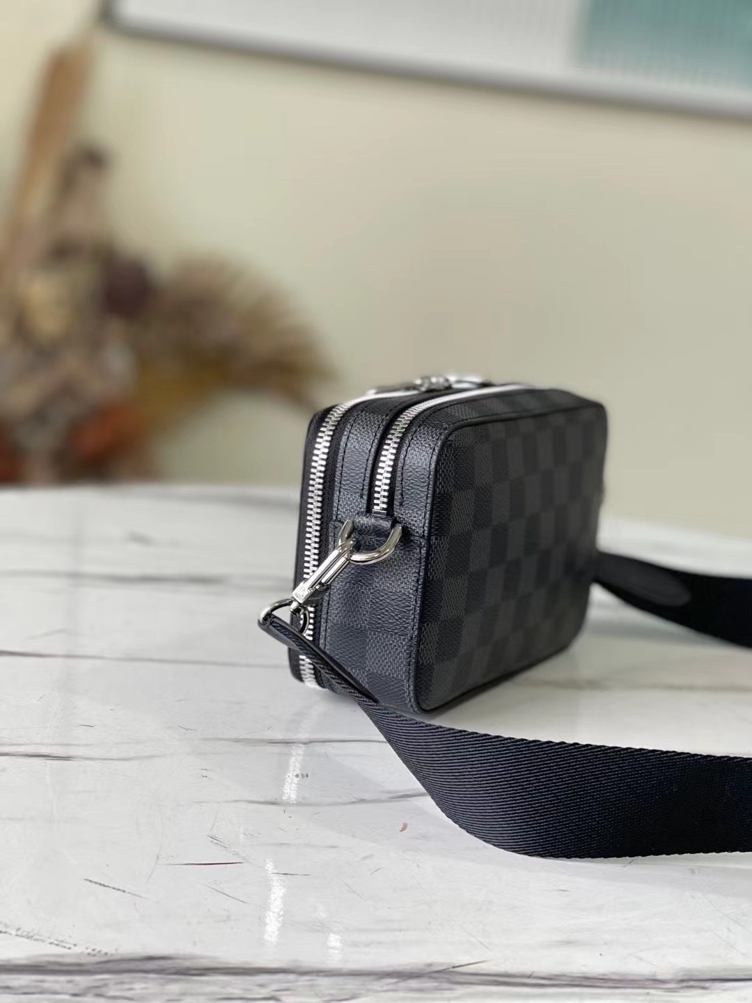 顶级原单 N60418 Alpha Wearable 手袋以 Damier Graphite 帆布和皮革饰边勾勒利落造型 2