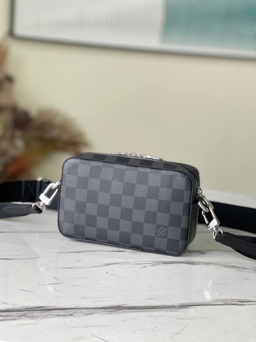 顶级原单 N60418 Alpha Wearable 手袋以 Damier Graphite 帆布和皮革饰边勾勒利落造型 3