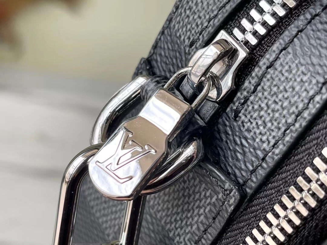 顶级原单 N60418 Alpha Wearable 手袋以 Damier Graphite 帆布和皮革饰边勾勒利落造型 6