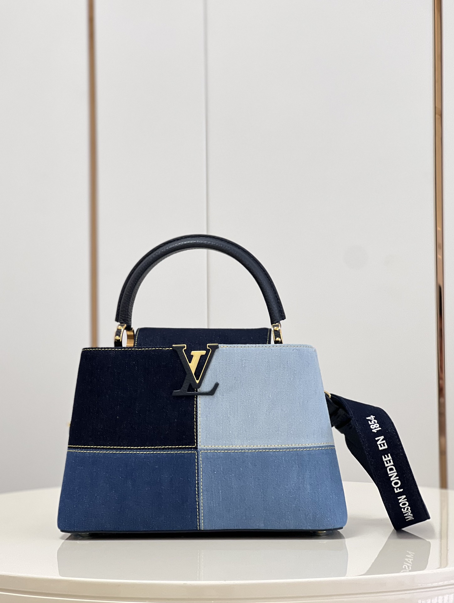 NO:398292,[Exclusive real photo of M59430 denim denim] This Capucines medium-sized handbag is spliced ​​with bright stitching, modern interpretation of the classic Capucines series design. Wide denim straps achieve a comfortable carrying experience. The words '4, Rue des Capucine' are marked with Louis Vuitton's first store location. Detailed features 31.5 x 20 x 11 cm (length x height x width) kl.1400,LV [original leather],louis vuitton,louis vuitton19860909【独家实拍M59430丹宁牛仔布】 本款 Capucines 中号手袋以明亮缝线拼接各式丹宁布,摩登演绎经典 Capucines 系列设计.宽幅丹宁布肩带实现舒适背携体验,“4, Rue des Capucine”字样标注路易威登首家店址. 详细特征 31.5 x 20 x 11 厘米 (长度 x 高 x 宽) kl.1400,LV【原厂皮】,louis vuitton,louis vuitton,Bag