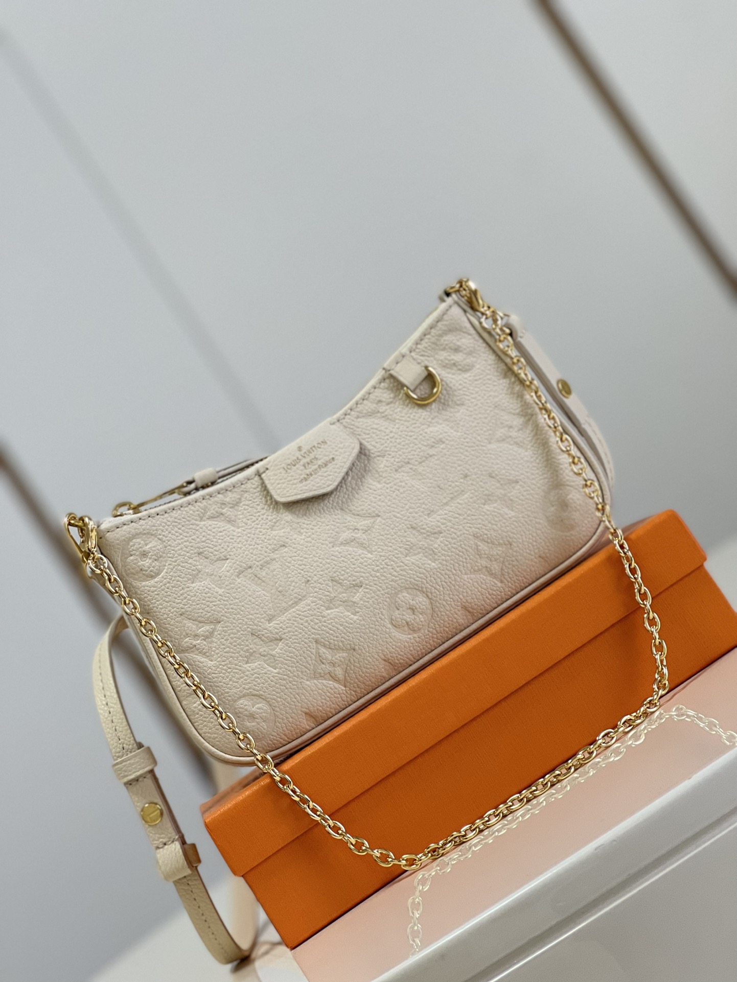 NO:398341,【Exclusive real photo M80349 m white embossed】 Spring series Easy Pouch On Strap handbag is made of Monogram Empreinte leather, which exudes a craftsmanship style with Monogram embossed and soft texture. Clever chain and adjustable leather shoulder straps, switch freely on the shoulder or crossbody. 19 x 11.5 x 3 cm (length x height x width) q.,LV [original leather],louis vuitton19860909【独家实拍M80349米白压花】 春季系列 Easy Pouch On Strap 手袋取材 Monogram Empreinte 皮革,以 Monogram 压纹和柔软质地流露工致格调.巧用链条和可调节皮革肩带,肩背或斜挎自如切换.19 x 11.5 x 3 厘米 (长度 x 高 x 宽) q.,LV【原厂皮】,louis vuitton,Bag