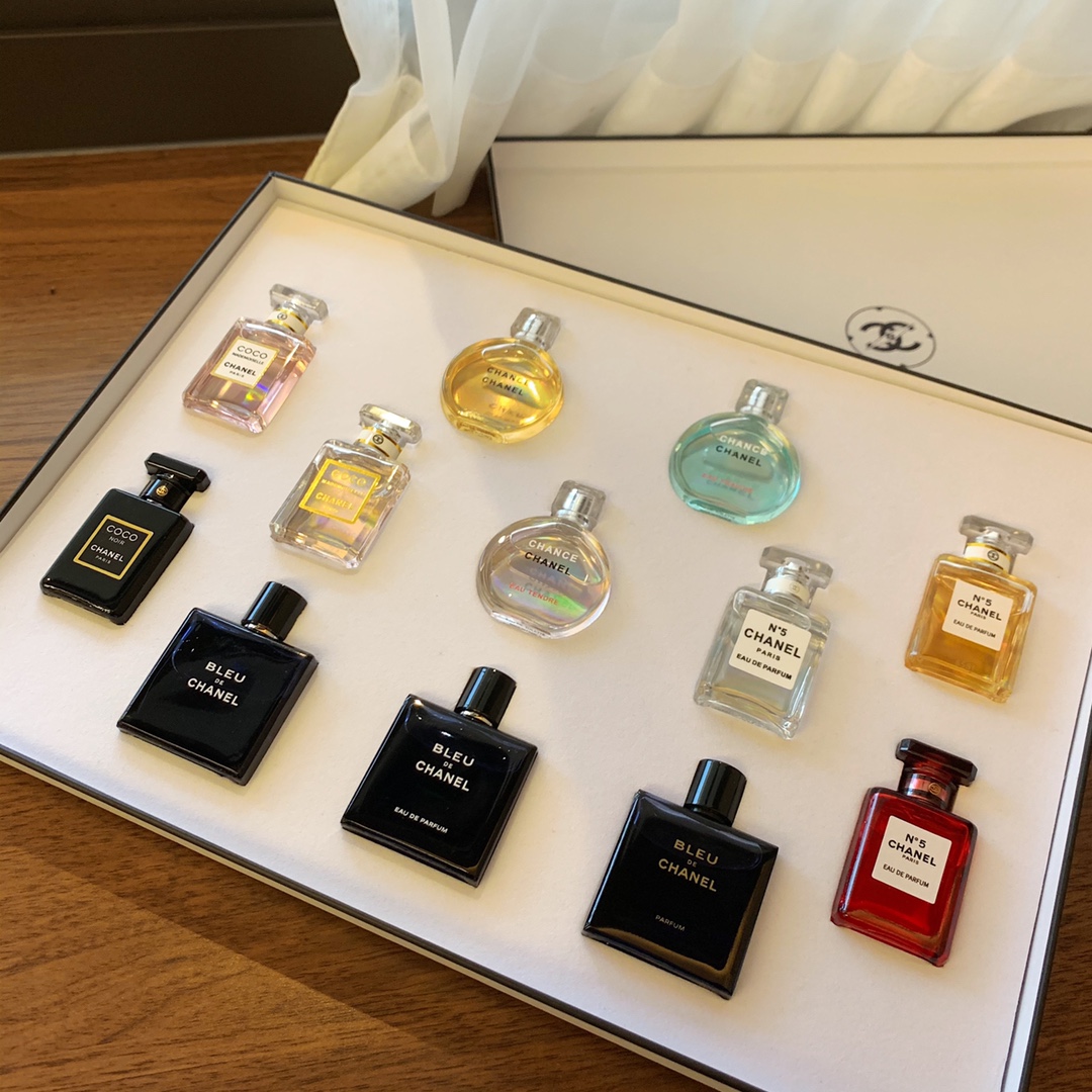 💰160 香奈儿全家福香水
▪️闻不腻的高级品味
全系列12个味道任选
带原版礼盒包装 不失格调
与原版没差 我家味道还原度99.99%
做工巨好 你们绝对放心可以买回去对比一下
你们买回去送朋友没毛病 很有排面的 方方面面拿得出手