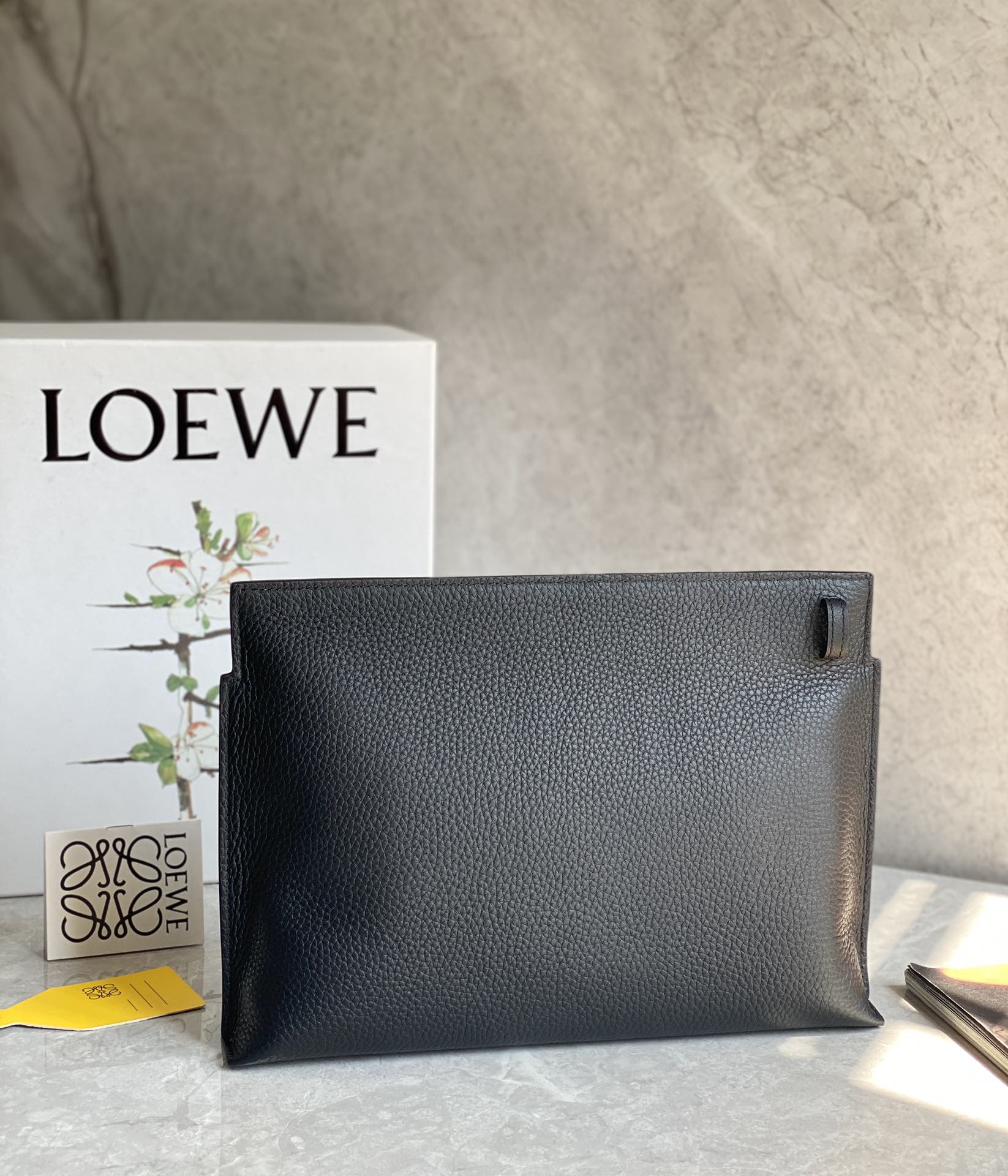 LOEWE罗意威 最新颗粒纹T pouch 系列手包 0219黑色