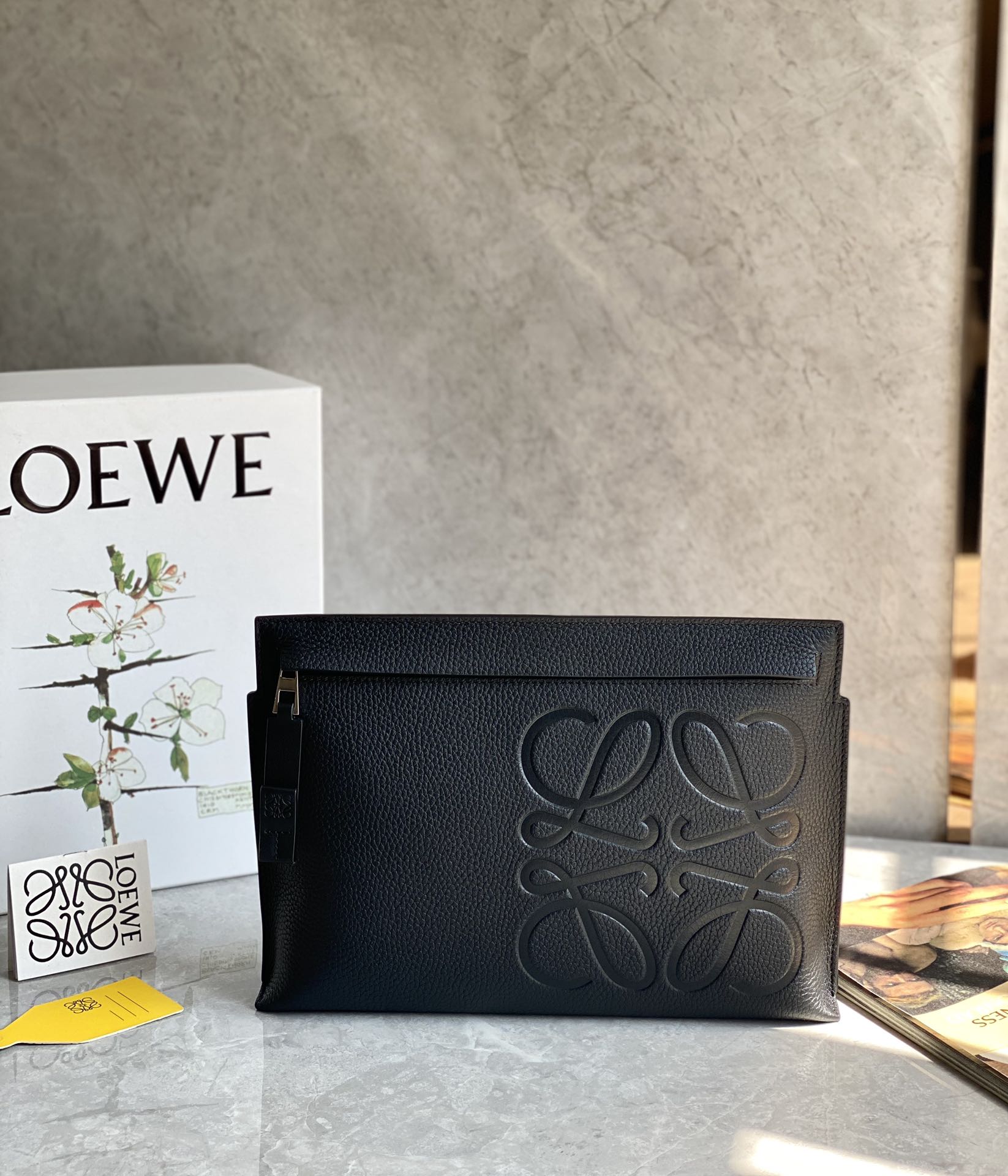 LOEWE罗意威 最新颗粒纹T pouch 系列手包 0219黑色