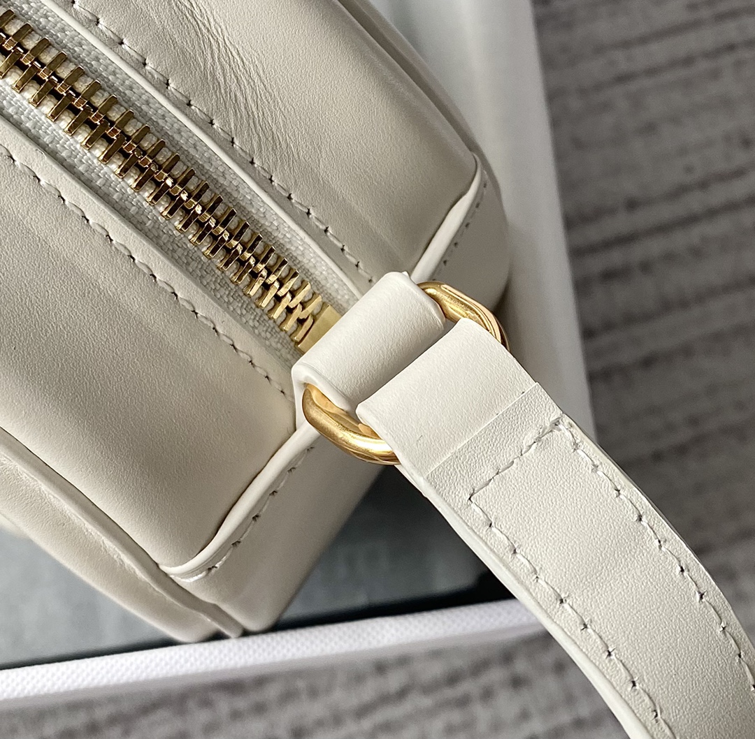 CELINE 光滑牛皮革斜挎椭圆形猪鼻子包 198603白色