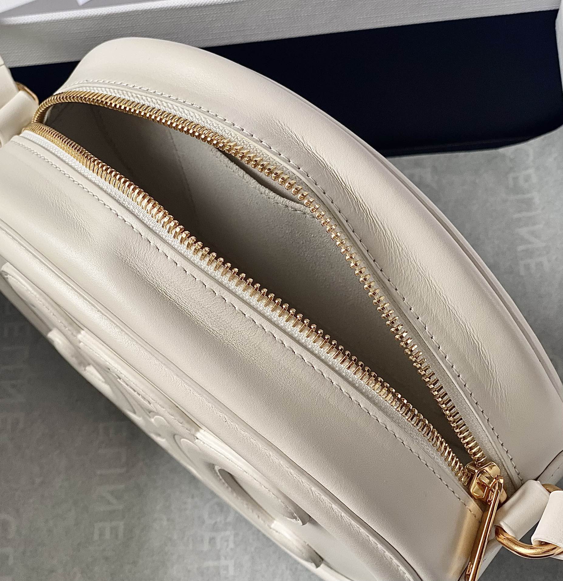 CELINE 光滑牛皮革斜挎椭圆形猪鼻子包 198603白色