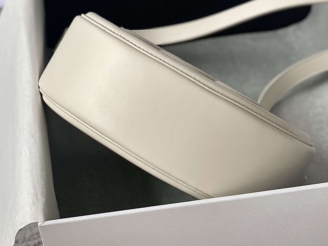 CELINE 光滑牛皮革斜挎椭圆形猪鼻子包 198603白色