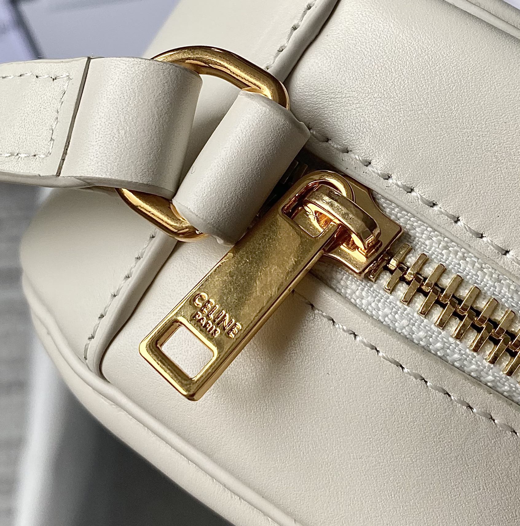 CELINE 光滑牛皮革斜挎椭圆形猪鼻子包 198603白色