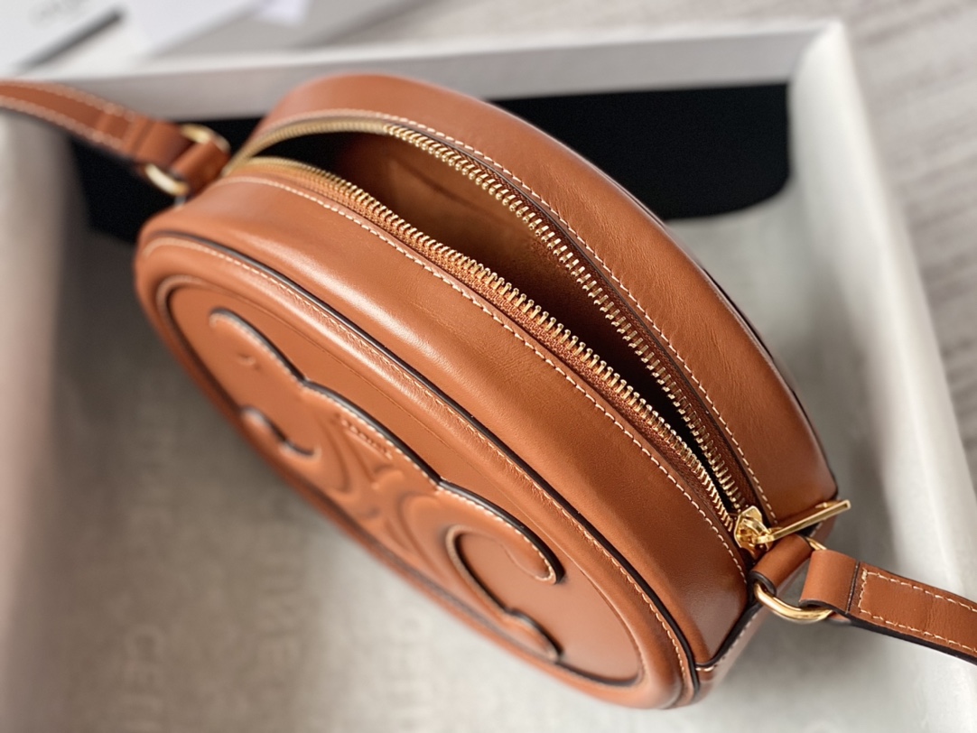 CELINE 光滑牛皮革斜挎椭圆形猪鼻子包 198603焦糖色
