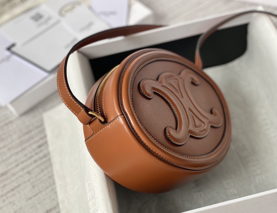 CELINE 光滑牛皮革斜挎椭圆形猪鼻子包 198603焦糖色