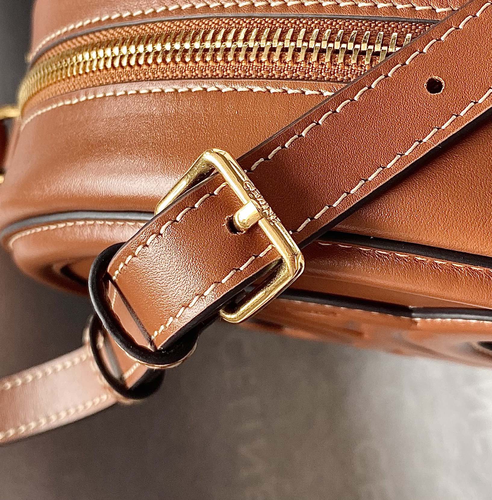 CELINE 光滑牛皮革斜挎椭圆形猪鼻子包 198603焦糖色