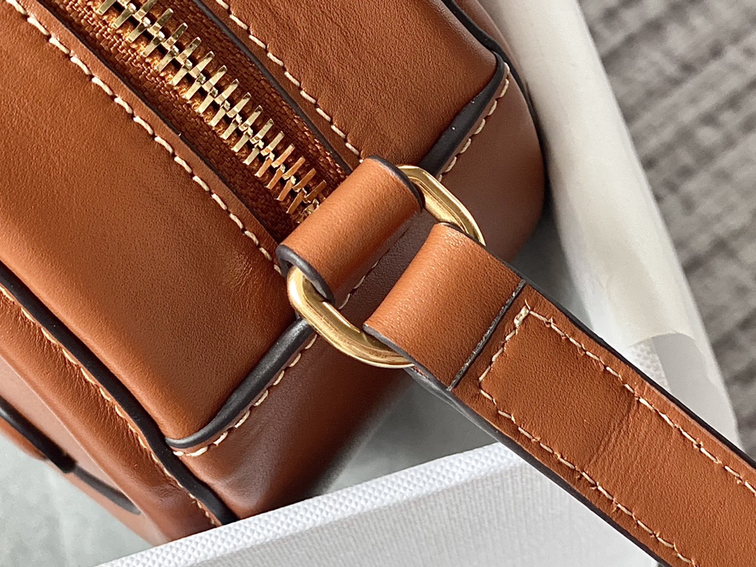 CELINE 光滑牛皮革斜挎椭圆形猪鼻子包 198603焦糖色