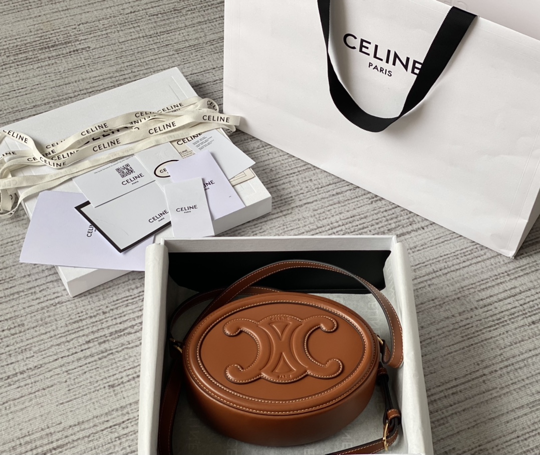 CELINE 光滑牛皮革斜挎椭圆形猪鼻子包 198603焦糖色