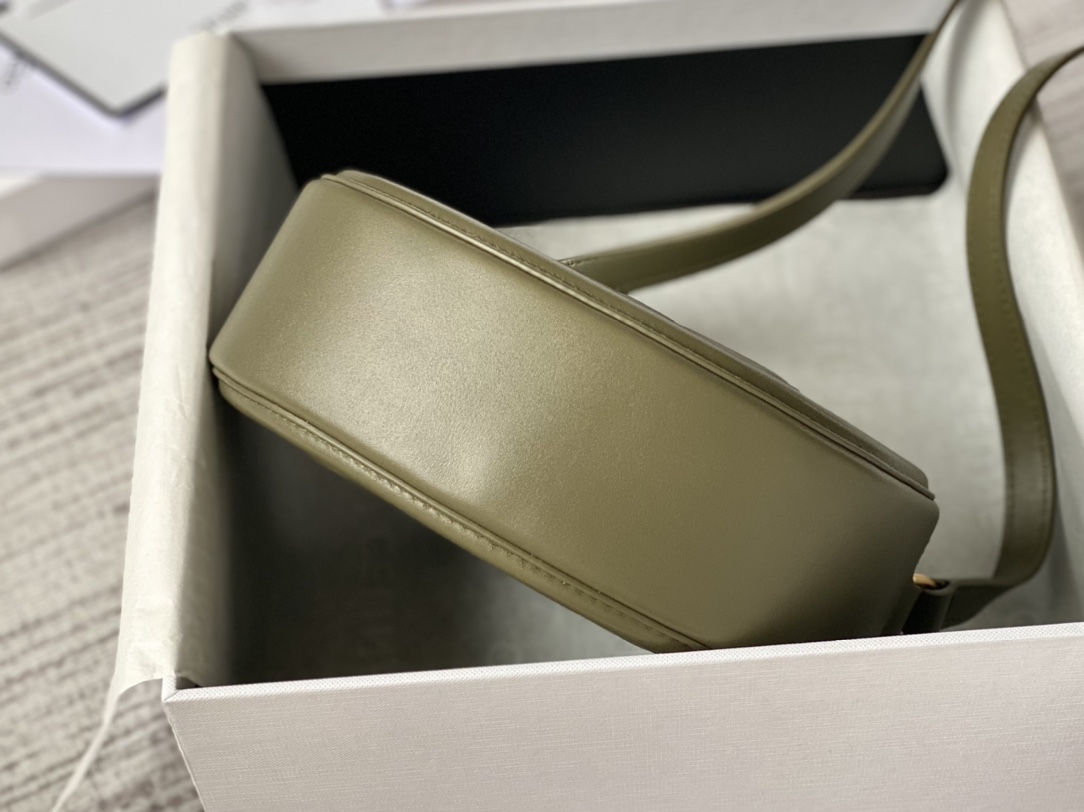 CELINE 光滑牛皮革斜挎椭圆形猪鼻子包 198603橄榄绿