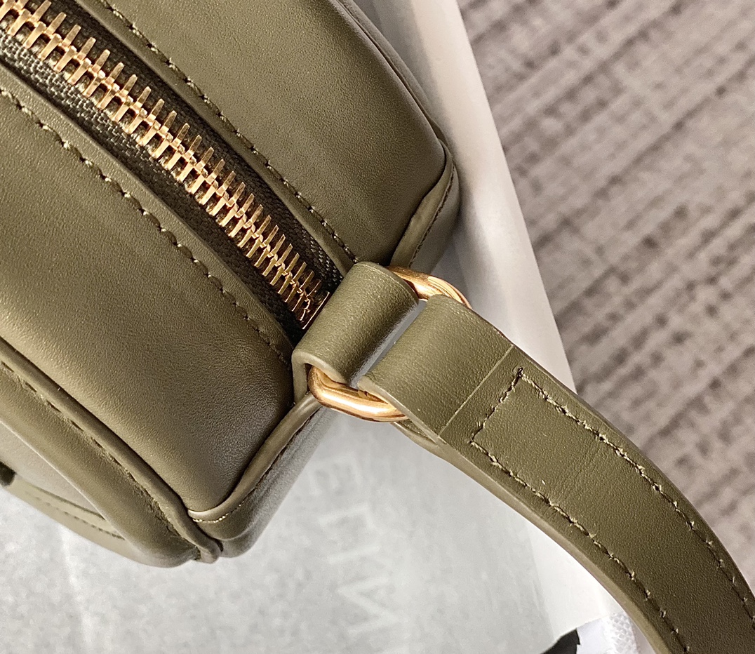 CELINE 光滑牛皮革斜挎椭圆形猪鼻子包 198603橄榄绿