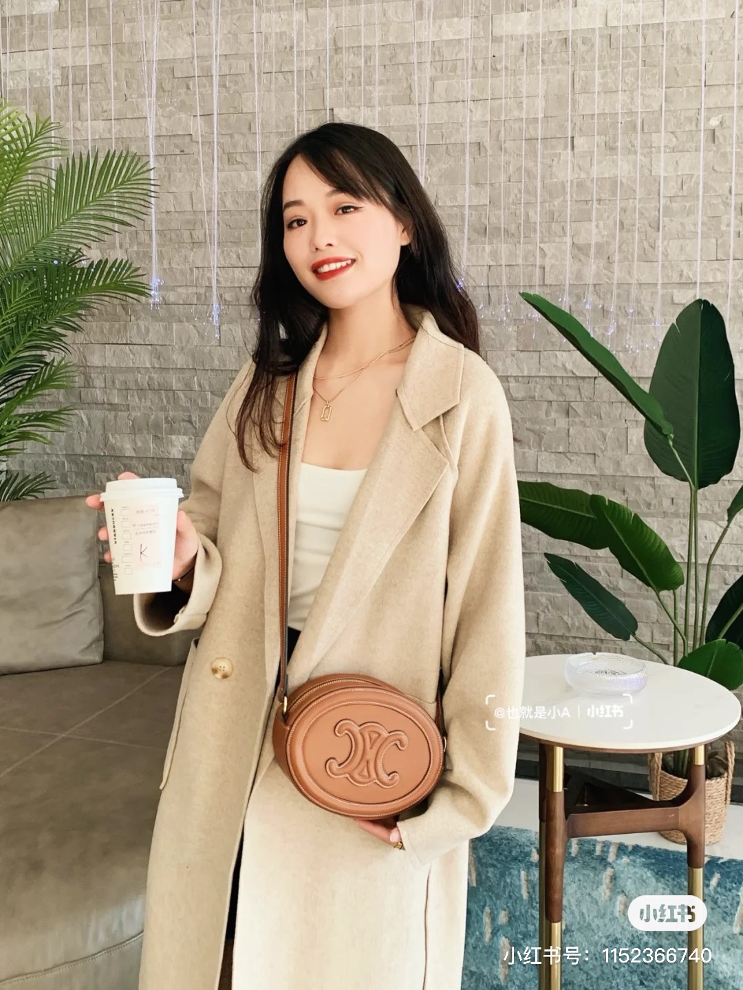 CELINE 光滑牛皮革斜挎椭圆形猪鼻子包 198603焦糖色