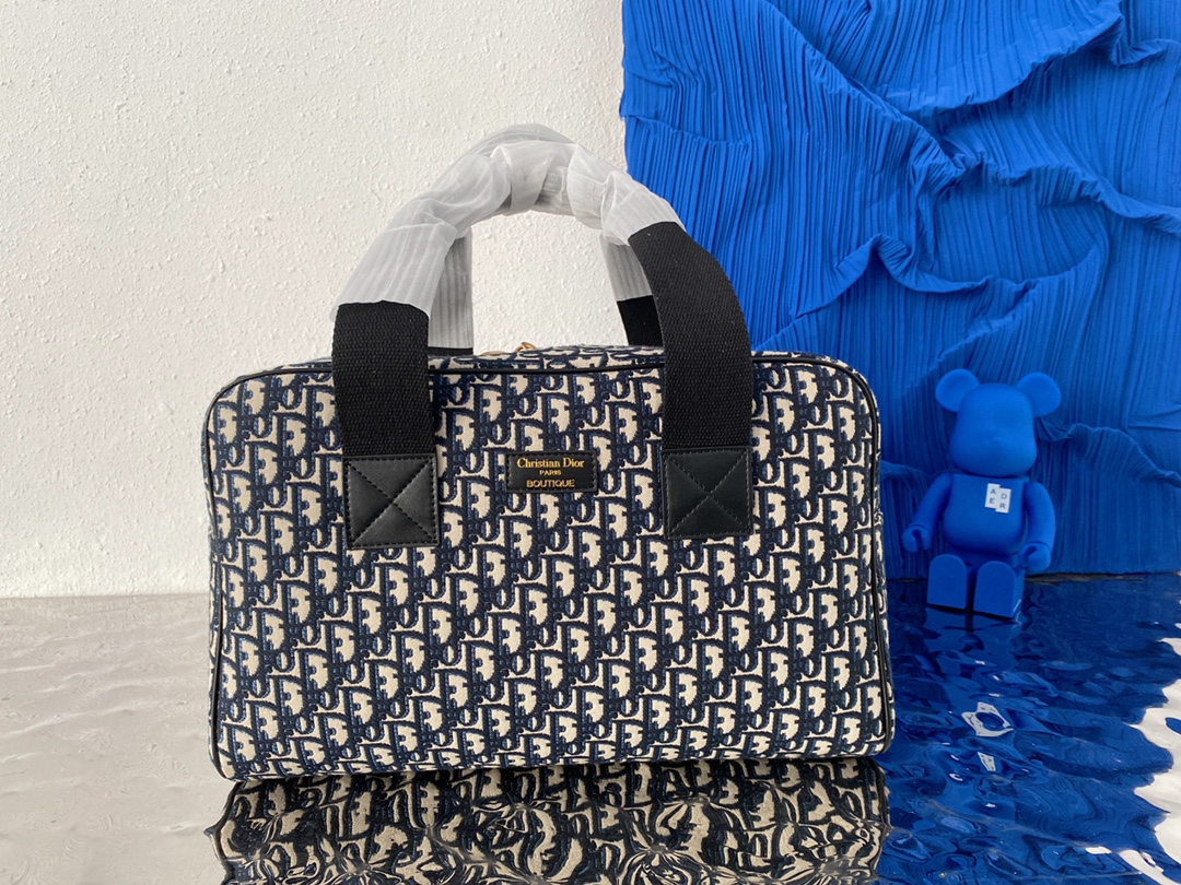 K0  Dior  迪奥  老花帆布旅行袋 机场包 行李包 手提包袋 休闲百搭 采用精湛镶嵌细工，实物拍摄 原厂原版面料 配送小票防尘袋 40 x 25 cm。