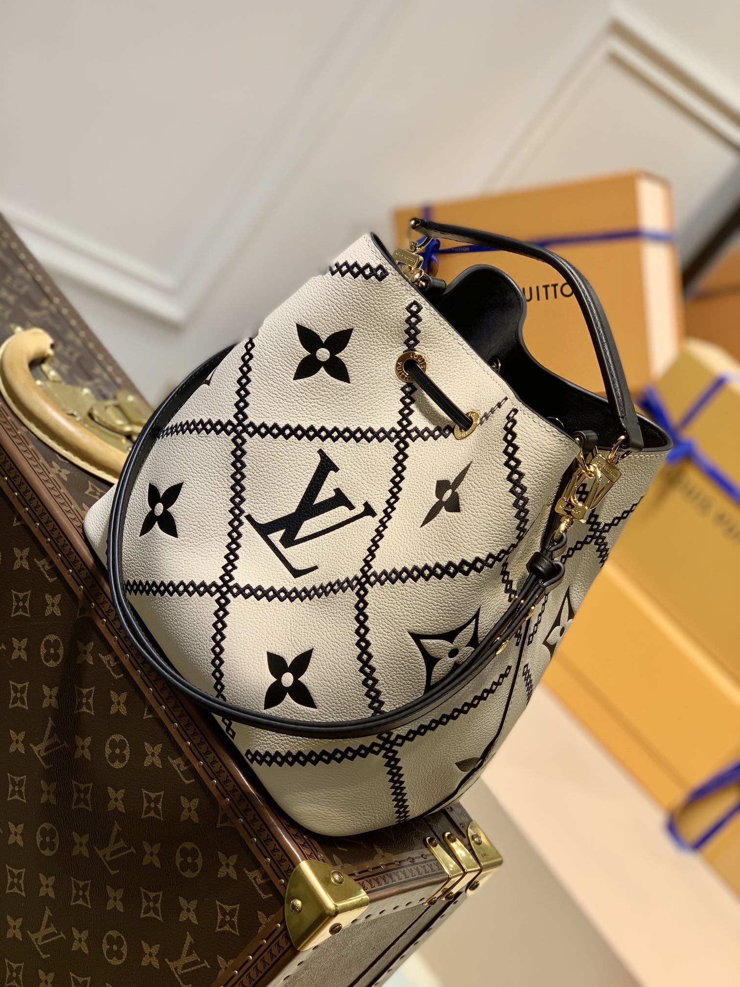 Louis Vuitton LV 刺绣压纹牛皮NéoNoé水桶包M46023