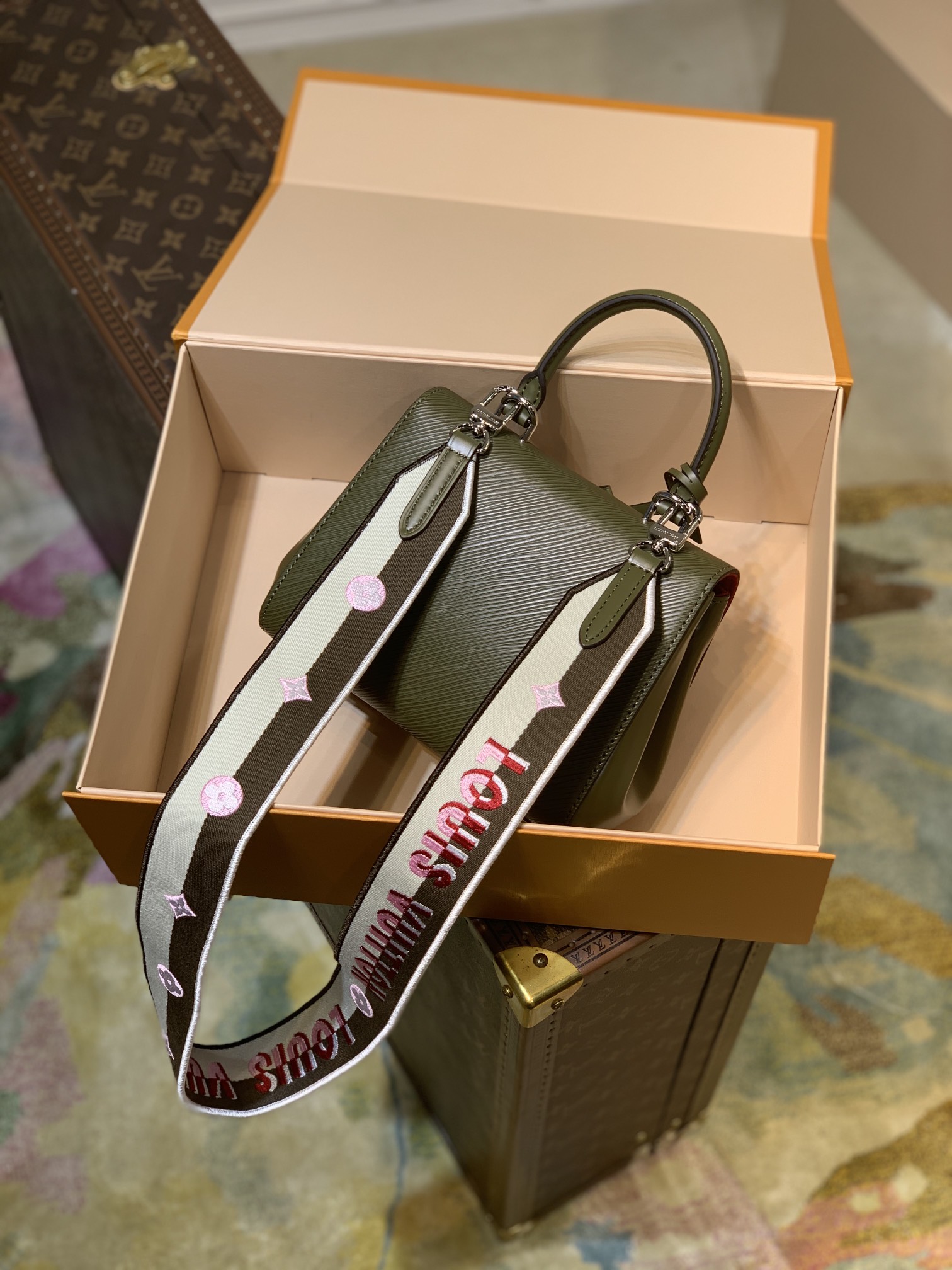 Louis Vuitton LV Cluny Mini Epi 皮革手提包 M59108煙熏棕