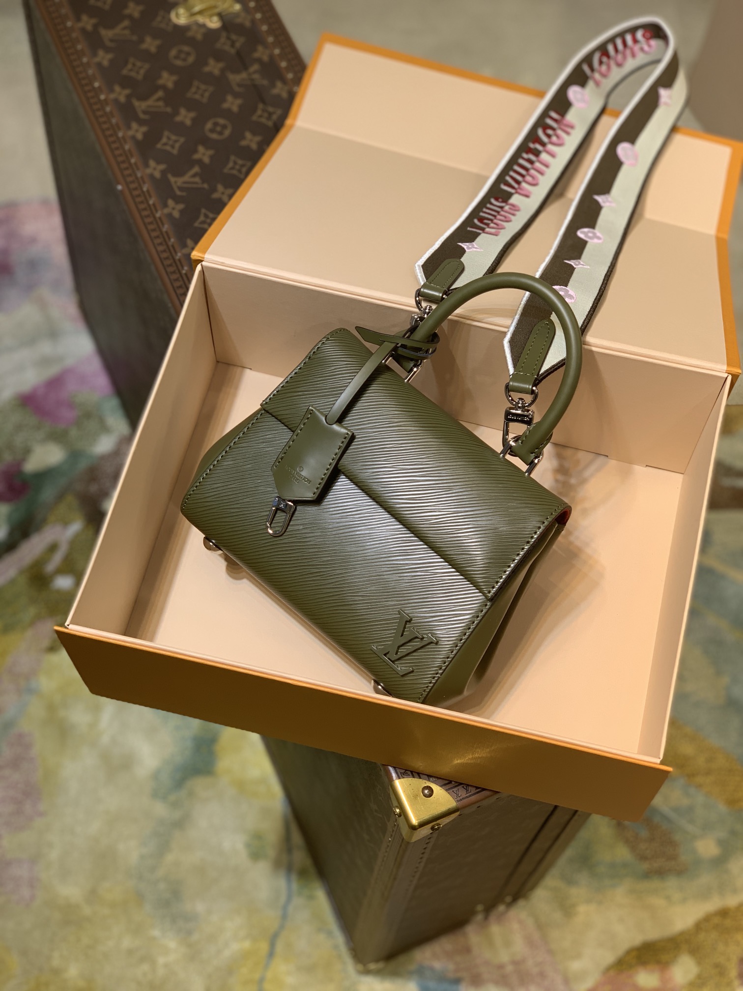 Louis Vuitton LV Cluny Mini Epi 皮革手提包 M59108煙熏棕