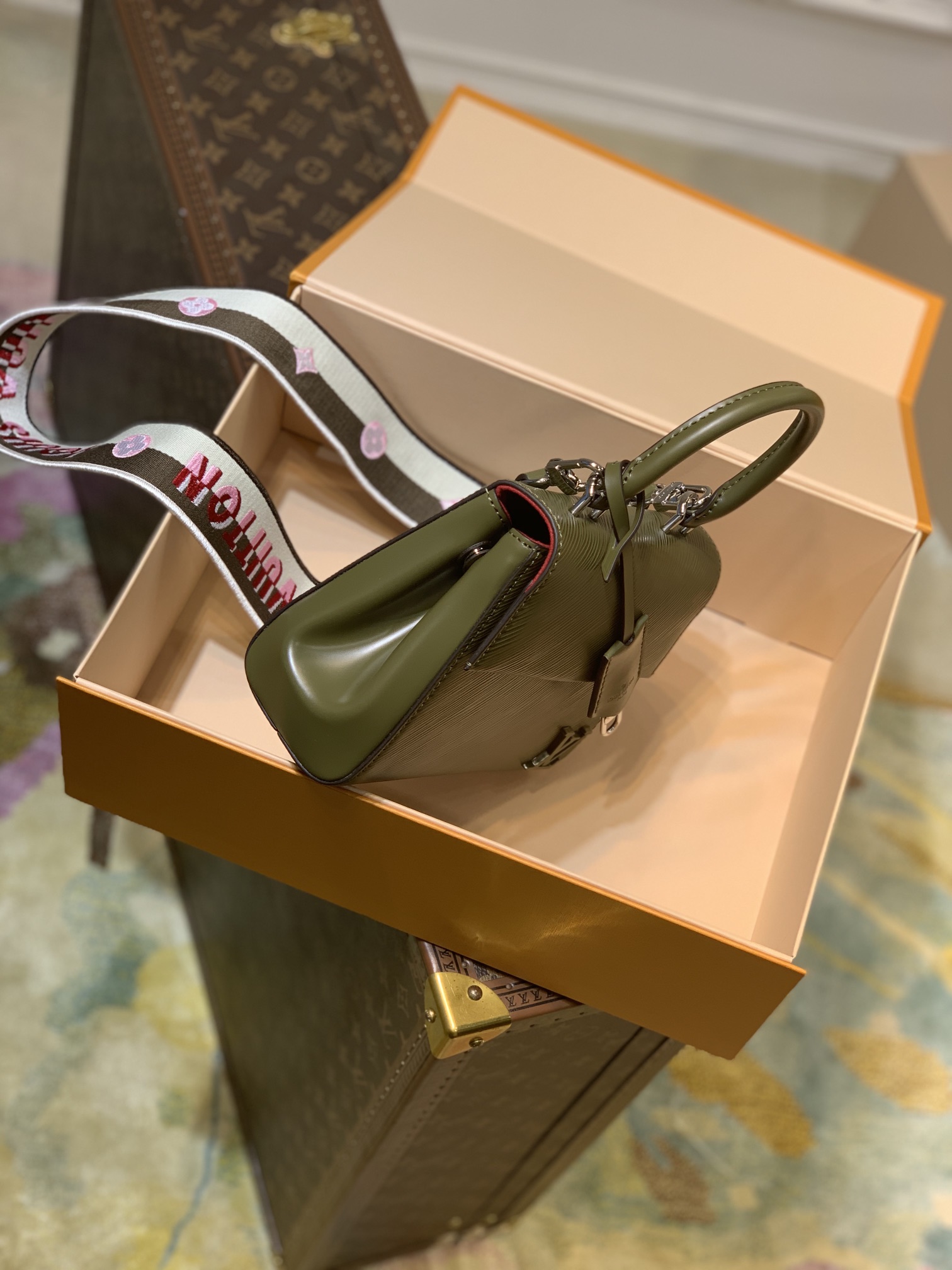 Louis Vuitton LV Cluny Mini Epi 皮革手提包 M59108煙熏棕