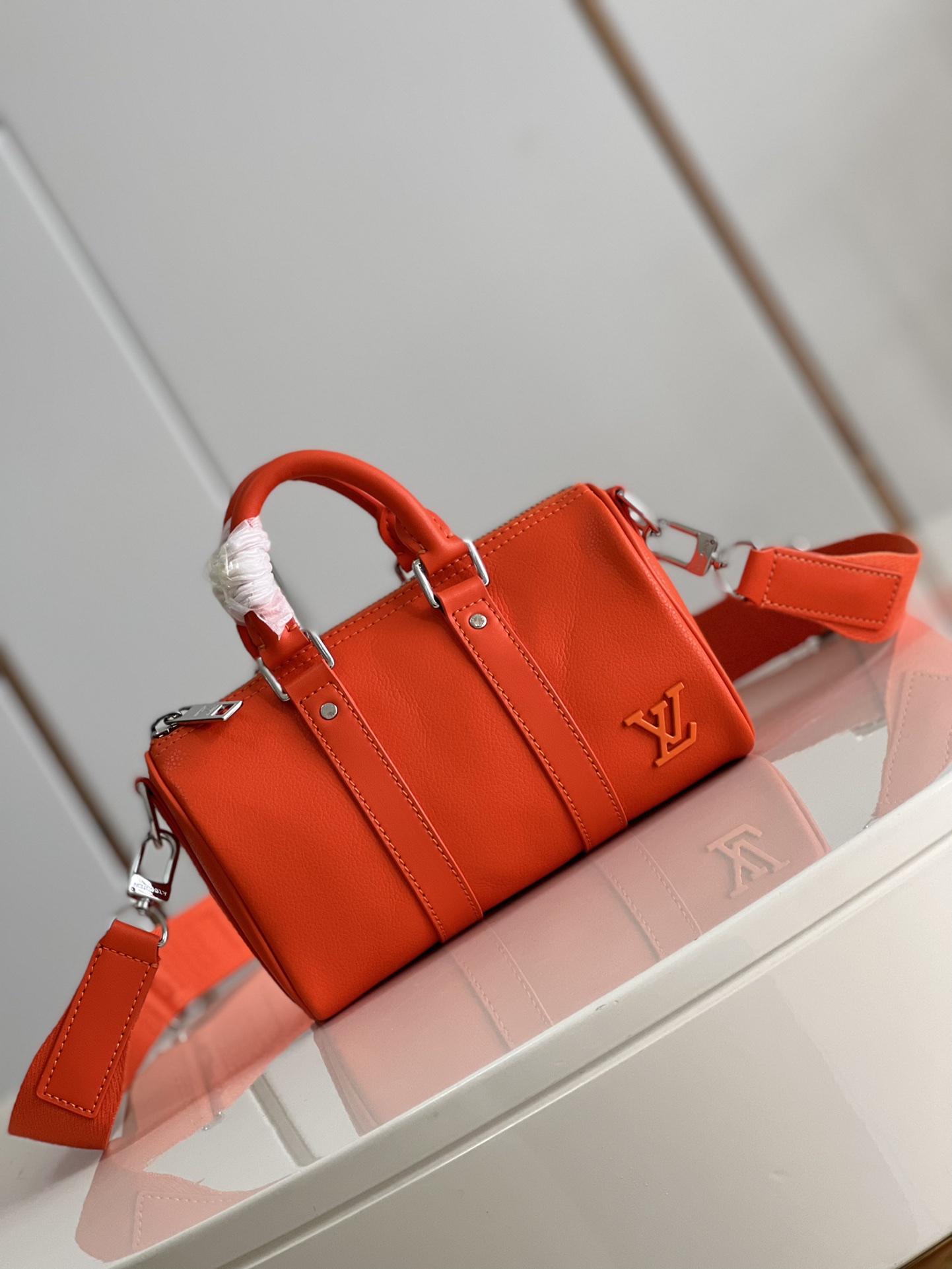 NO:398310,【Exclusive real photo M81004 orange】Full leather speedy pillow bag series KEEPALL XS handbag m81003 81004 blue As a pocket version of the traditional Keepall travel bag, Keepall XS handbag is made of Aerogram leather, showing the soft texture of old-style aviation letterhead, and is paired with metal LV logo and iconic leather side straps to inject a trendy style into daily travel. Size 21 x 12 x 9 cm z.700, LV [original leather], louis vuitton19860909【独家实拍M81004橙色】全皮speedy枕头包系列 KEEPALL XS 手袋 m81003 81004 蓝色 作为传统 Keepall 旅行袋的袖珍版本,Keepall XS 手袋此次取材 Aerogram 皮革,展现旧式航空信笺一般的柔软质感,搭配金属 LV 标识和标志性皮革侧带,为日常出行注入潮流格调.尺寸21 x 12 x 9 厘米 z.700,LV【原厂皮】,louis vuitton,Bag