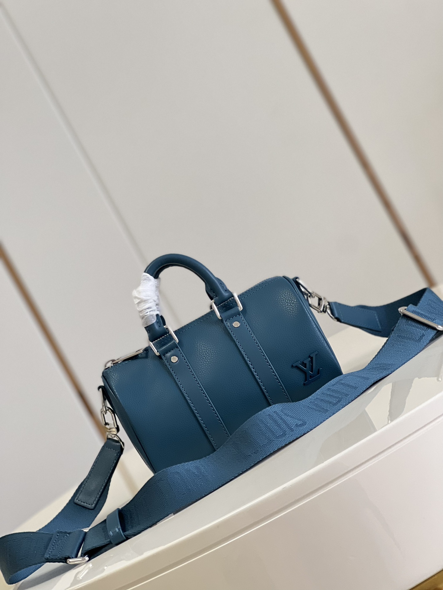 NO:398312,【Exclusive real photo M81003 blue】 Full leather speedy pillow bag series KEEPALL XS handbag m81003 As a pocket version of the traditional Keepall travel bag, Keepall XS handbag is made of Aerogram leather, showing the soft texture of the old aviation letterhead, and is paired with metal LV logo and iconic leather side straps to inject a trendy style into daily travel. Size 21 x 12 x 9 cm, LV [original leather], louis vuitton19860909【独家实拍M81003蓝色】 全皮speedy枕头包系列 KEEPALL XS 手袋 m81003 作为传统 Keepall 旅行袋的袖珍版本,Keepall XS 手袋此次取材 Aerogram 皮革,展现旧式航空信笺一般的柔软质感,搭配金属 LV 标识和标志性皮革侧带,为日常出行注入潮流格调.尺寸21 x 12 x 9 厘米,LV【原厂皮】,louis vuitton,Bag