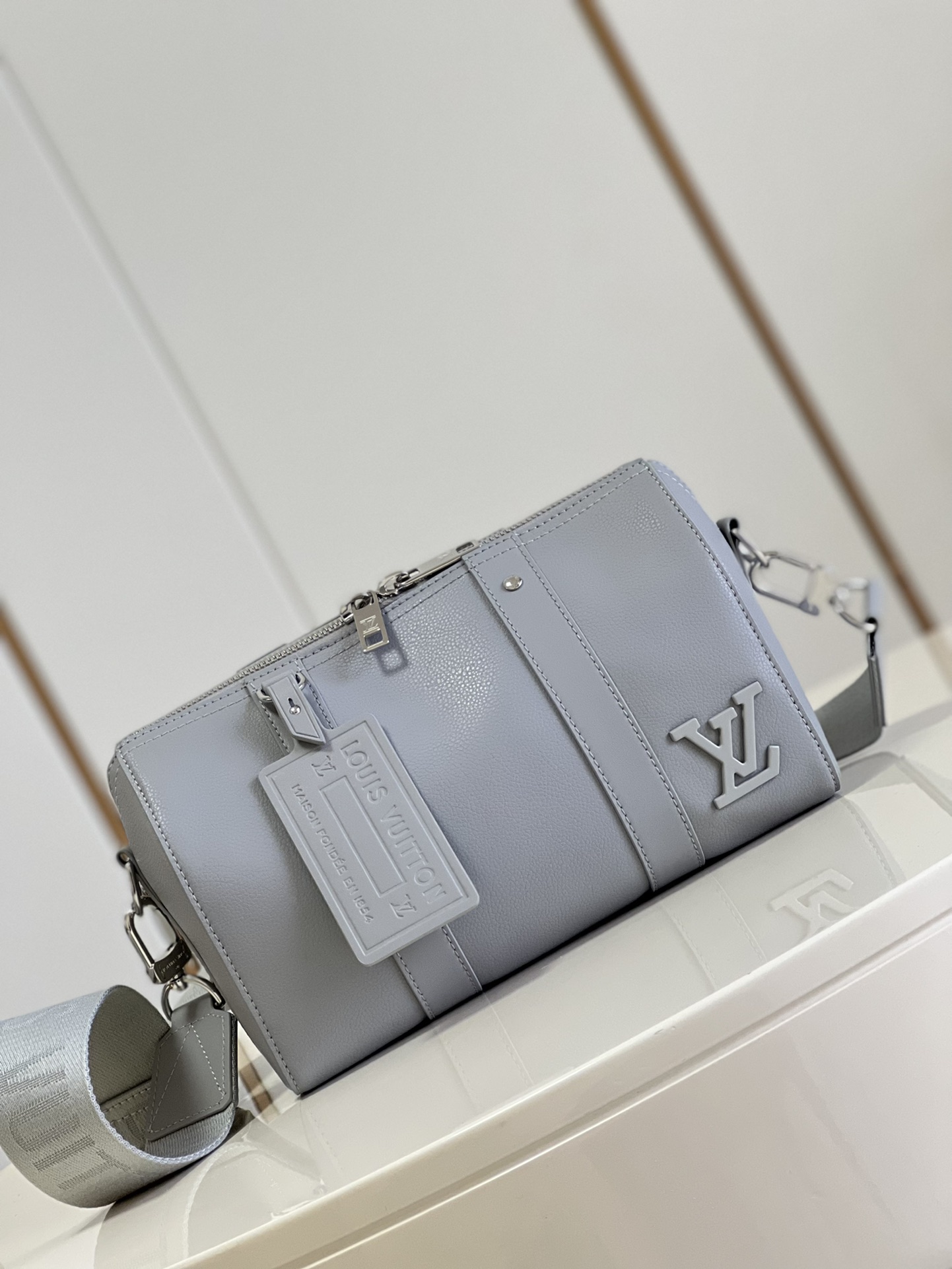 NO:398316,【Exclusive real photo M59328 gray】Full leather speedy pillow bag series CITY KEEPALL handbag m59328 gray M57082 City Keepall handbag quotes the classic design of Keepall handbags, making it an elegant choice for daily life. Soft Aerogram leather cut out compact configuration, brand and metal LV letters rich in details, adjustable shoulder straps to make it easy to carry. Size 27 x 17 x 13cm z.730, LV [original leather], louis vuitton19860909【独家实拍M59328灰色】全皮 speedy枕头包系列 CITY KEEPALL 手袋 m59328 灰色 M57082 City Keepall 手袋援引Keepall 手袋的经典设计,成就日常生活的雅致之选.柔软 Aerogram 皮革裁出紧凑构型,名牌和金属 LV 字母丰富细节,可调节肩带成就自在背携.尺寸27 x 17 x 13cm z.730,LV【原厂皮】,louis vuitton,Bag