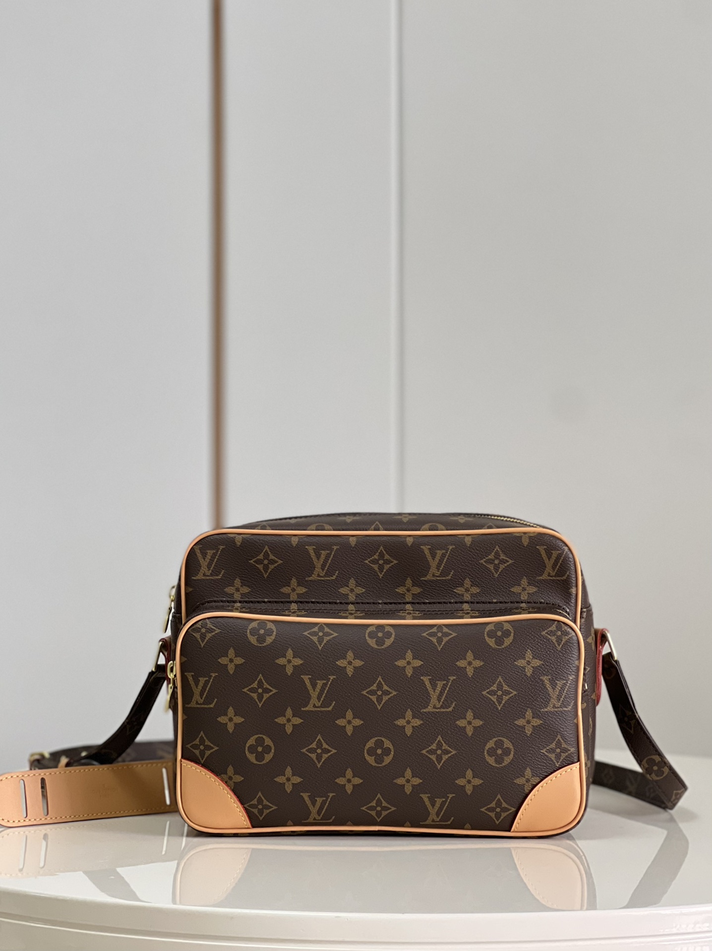 NO:398318,[Exclusive real shot M452444] Middle-aged series, crossbody bag, presbyopia, Monogram canvas production, classic return!  Size 28x20x12 xs.700, LV【original leather】,louis vuitton,satchels,crossbody bags19860909【独家实拍M452444】中古系列 斜挎包老花 Monogram帆布制作 经典回归！ 尺寸28x20x12 xs.700,LV【原厂皮】,louis vuitton,satchels,crossbody bags,Bag