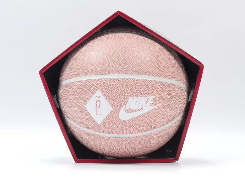 本地自取💰100
Nike lab  nike x Pigalle 粉球 真头层吸湿材质手感更佳 内置台湾发泡中胎区别市面廉价上海中胎 回弹更强烈 市面最高版本

正确不规则多边形包装盒区别错误手提盒 「吊打任何版本，欢迎对比细节、手感！」

新货配置：打气针2个，打气筒1个，包装盒1个！
退换要求：保护膜退换需要保留「盒子损坏补10」